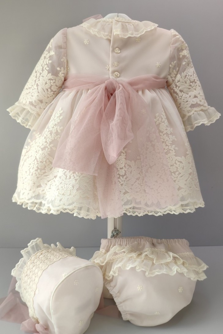 VESTIDO, BRAGA Y CAPOTA, MANGA FRANCESA.