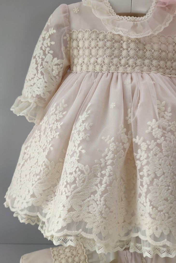 VESTIDO, BRAGA Y CAPOTA, MANGA FRANCESA.