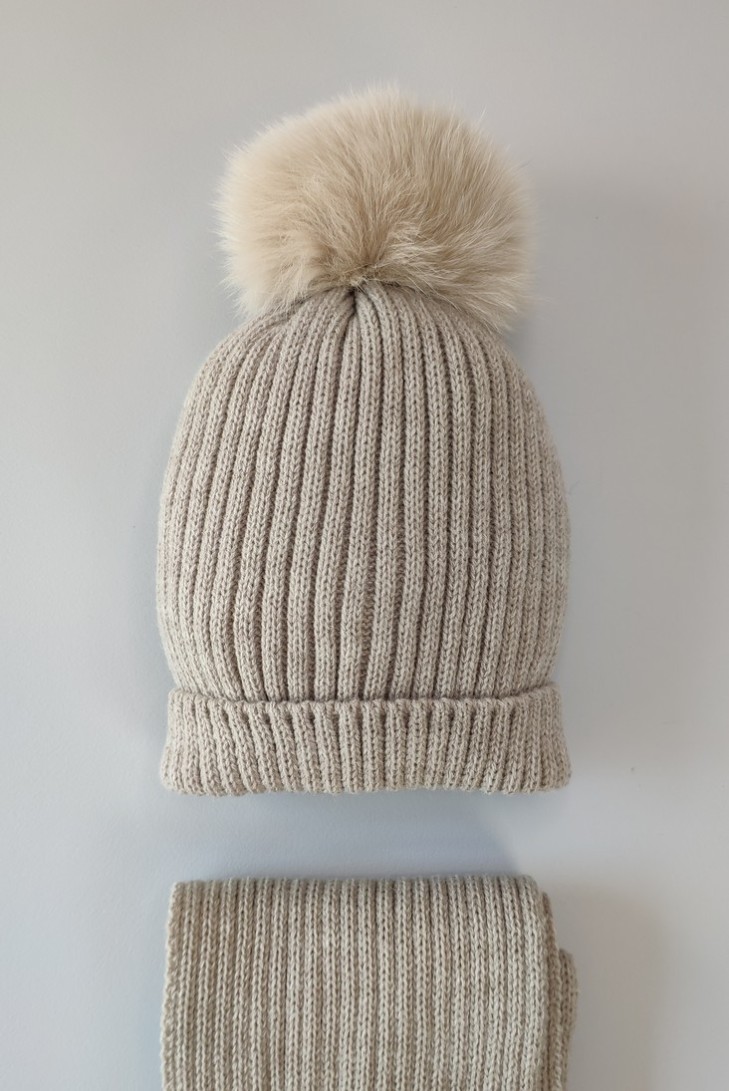 CONJUNTO GORRO Y BUFANDA CANALÉ CON POMPÓN NATURAL C."POESÍA",NUEZ. INVIERNO 23.