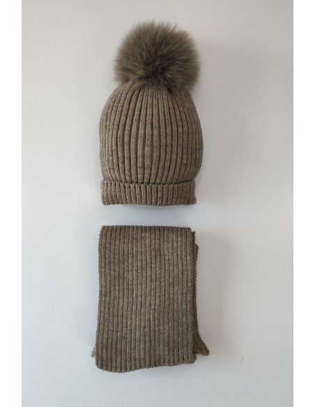 CONJUNTO GORRO Y BUFANDA CANALÉ CON POMPÓN NATURAL C."POESÍA",MOKA. INVIERNO 23.