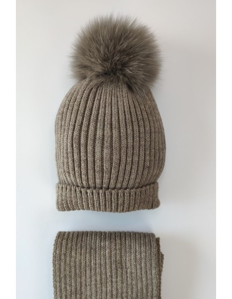 CONJUNTO GORRO Y BUFANDA CANALÉ CON POMPÓN NATURAL C."POESÍA",MOKA. INVIERNO 23.