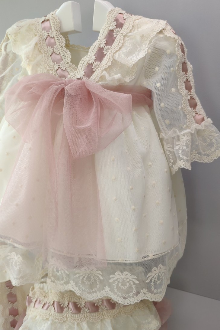 VESTIDO, BRAGA Y CAPOTA, MANGA FRANCESA