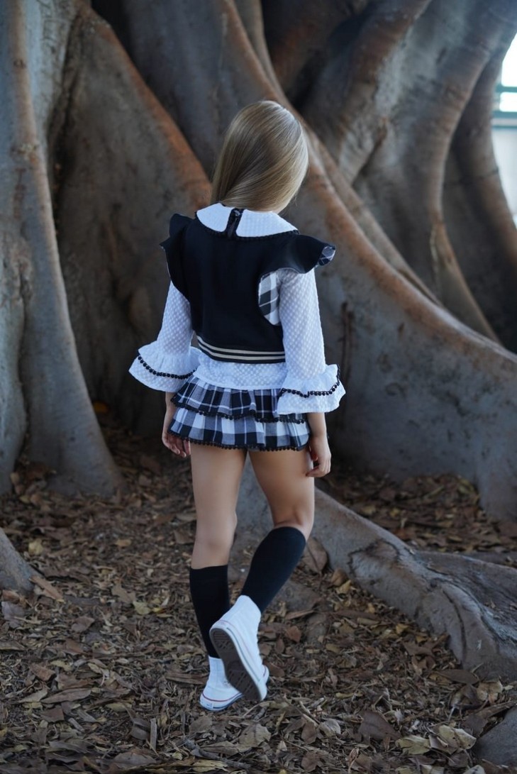 CONJUNTO NIÑA BLUSA Y BOMBACHO COLECCIÓN NATALIE, CUADROS NEGROS.NOMA FERNÁNDEZ. INVIERNO 23.