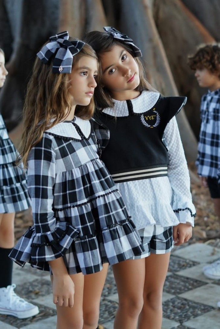 CONJUNTO NIÑA BLUSÓN Y SHORT COLECCIÓN NATALIE, CUADROS NEGROS.NOMA FERNÁNDEZ. INVIERNO 23.