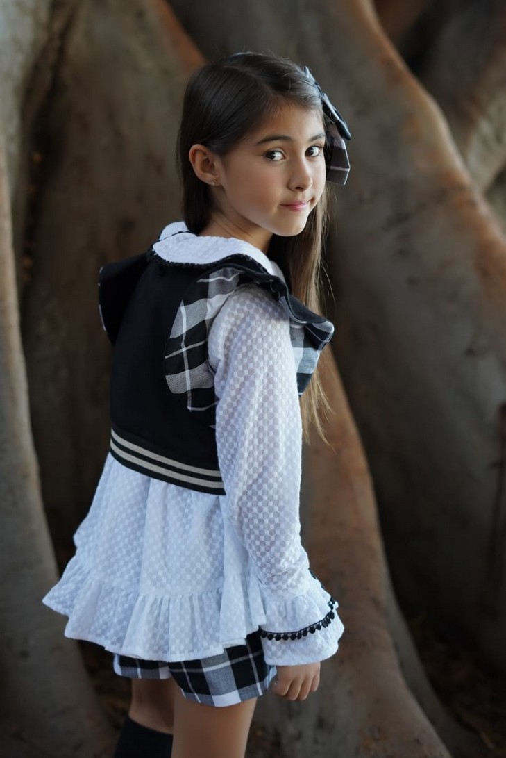 CONJUNTO NIÑA BLUSÓN Y SHORT COLECCIÓN NATALIE, CUADROS NEGROS.NOMA FERNÁNDEZ. INVIERNO 23.