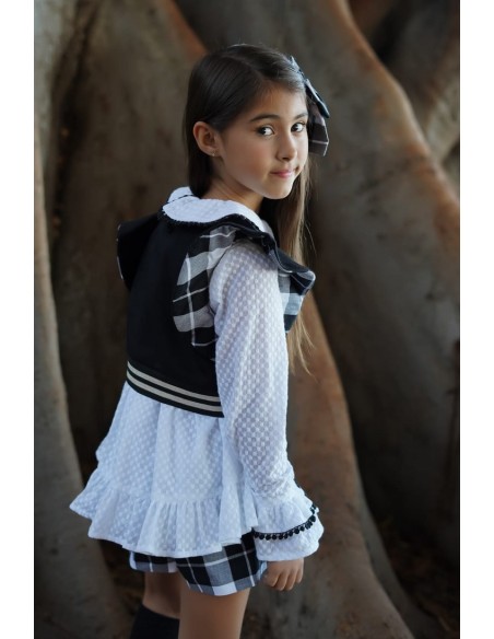 CONJUNTO NIÑA BLUSÓN Y SHORT COLECCIÓN NATALIE, CUADROS NEGROS.NOMA FERNÁNDEZ. INVIERNO 23.