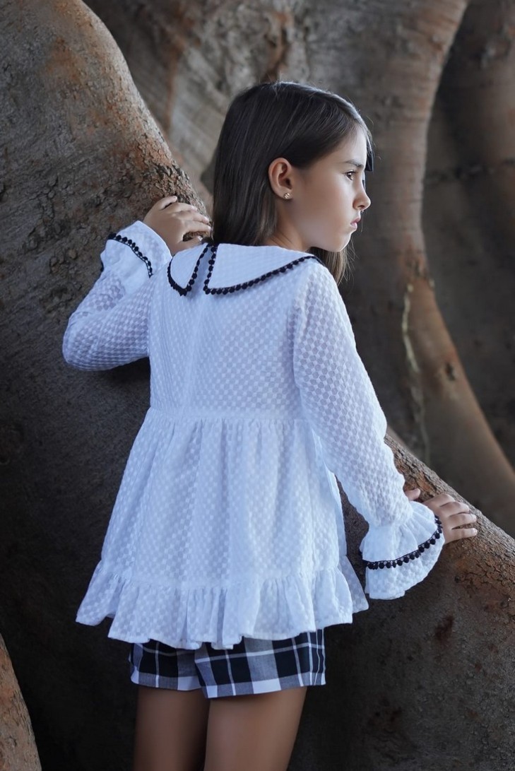 CONJUNTO NIÑA BLUSÓN Y SHORT COLECCIÓN NATALIE, CUADROS NEGROS.NOMA FERNÁNDEZ. INVIERNO 23.