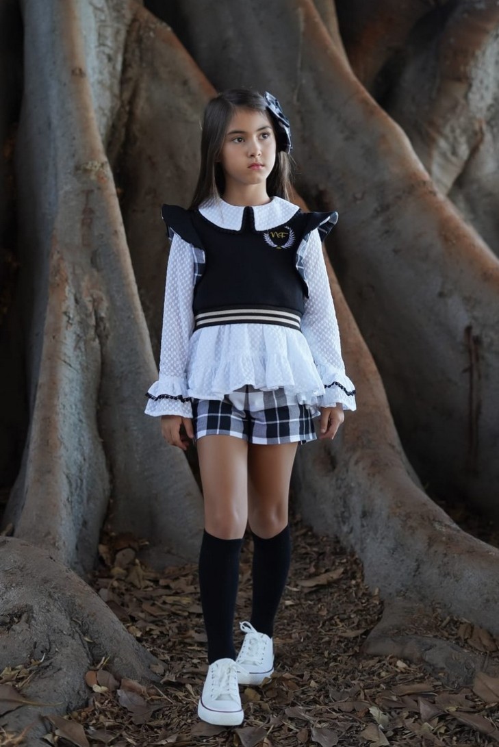 CONJUNTO NIÑA BLUSÓN Y SHORT COLECCIÓN NATALIE, CUADROS NEGROS.NOMA FERNÁNDEZ. INVIERNO 23.