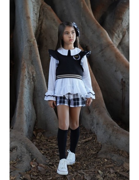 CONJUNTO NIÑA BLUSÓN Y SHORT COLECCIÓN NATALIE, CUADROS NEGROS.NOMA FERNÁNDEZ. INVIERNO 23.