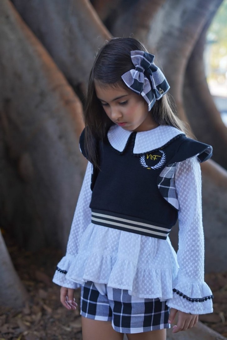 CONJUNTO NIÑA BLUSÓN Y SHORT COLECCIÓN NATALIE, CUADROS NEGROS.NOMA FERNÁNDEZ. INVIERNO 23.