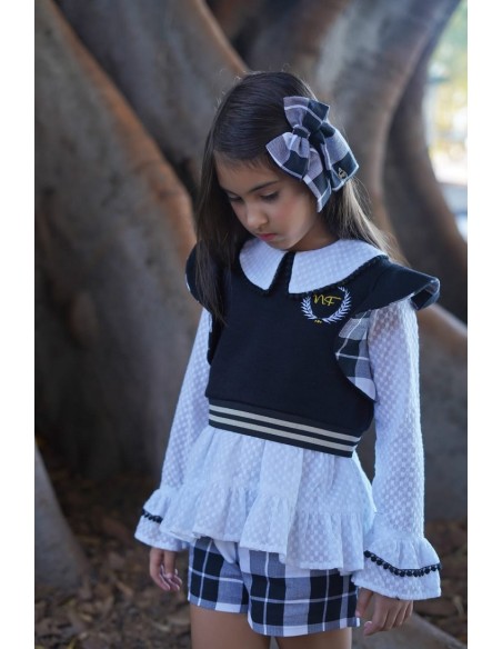 CONJUNTO NIÑA BLUSÓN Y SHORT COLECCIÓN NATALIE, CUADROS NEGROS.NOMA FERNÁNDEZ. INVIERNO 23.