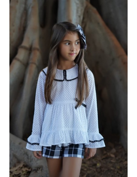 CONJUNTO NIÑA BLUSÓN Y SHORT COLECCIÓN NATALIE, CUADROS NEGROS.NOMA FERNÁNDEZ. INVIERNO 23.