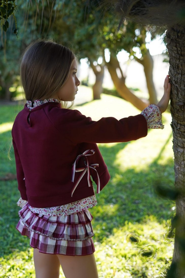 CONJUNTO BLUSA, BOMBACHO/FALDA Y SUDADERA NIÑA CORTA COLECCIÓN KEIRA, CUADROS GRANATES.NOMA FERNÁNDEZ. INVIERNO 23.