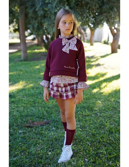 CONJUNTO BLUSA, BOMBACHO/FALDA Y SUDADERA NIÑA CORTA COLECCIÓN KEIRA, CUADROS GRANATES.NOMA FERNÁNDEZ. INVIERNO 23.