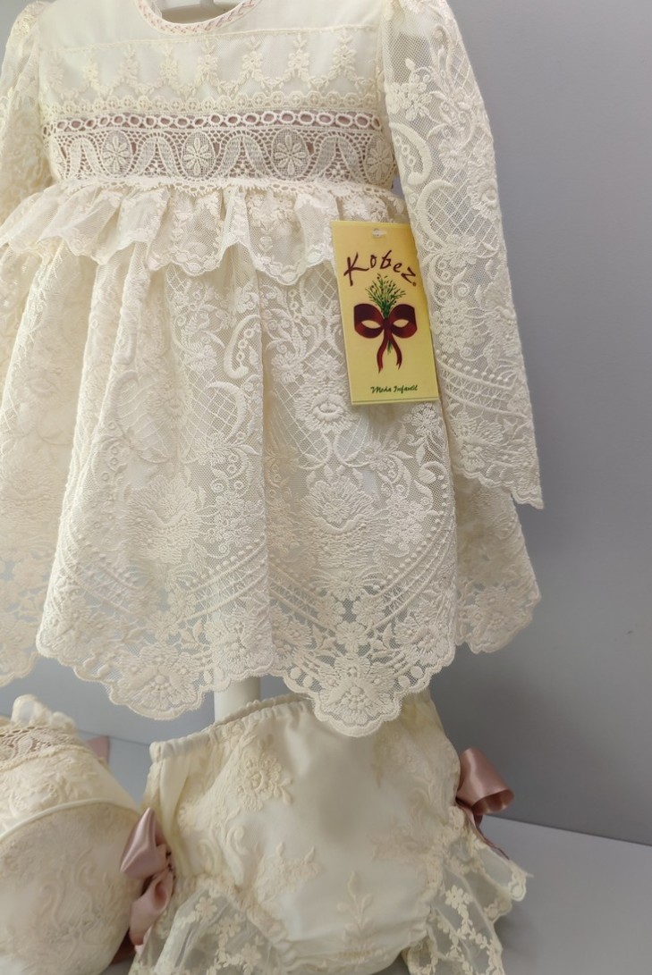 VESTIDO, BRAGA Y CAPOTA, MANGA LARGA.
