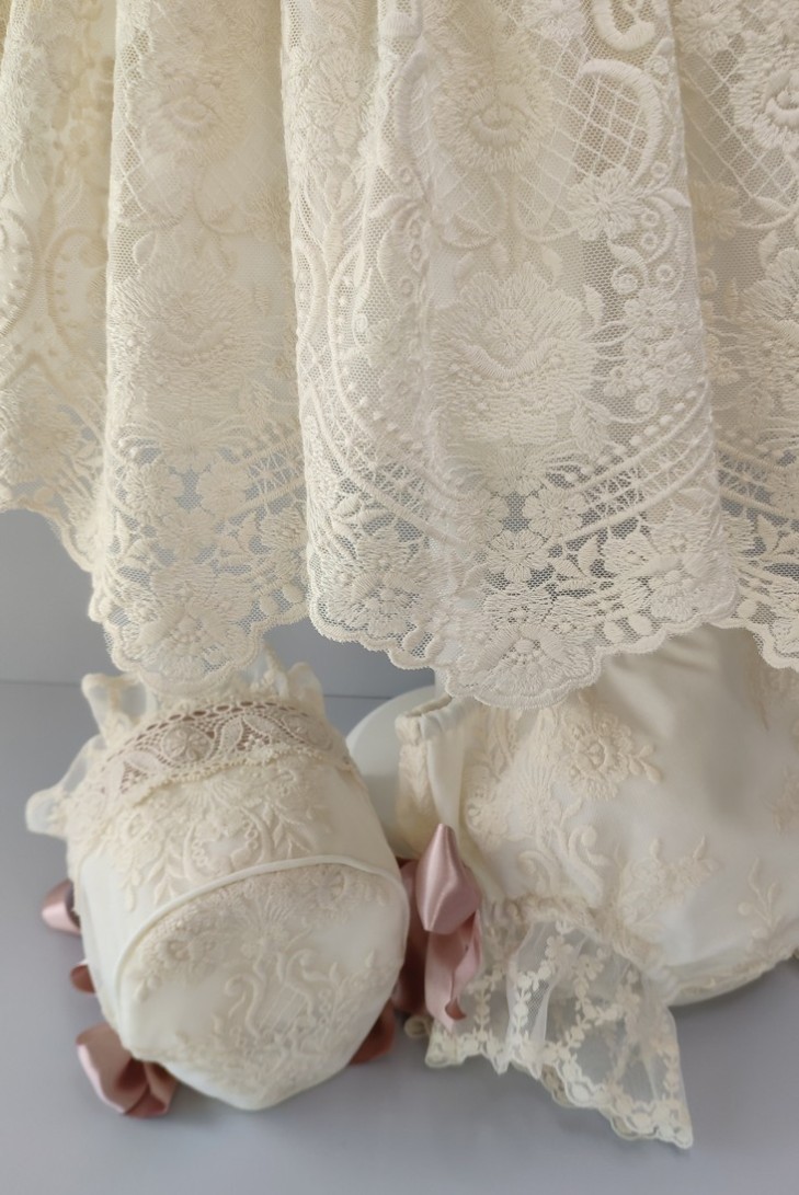 VESTIDO, BRAGA Y CAPOTA, MANGA LARGA.