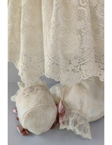 VESTIDO, BRAGA Y CAPOTA, MANGA LARGA.
