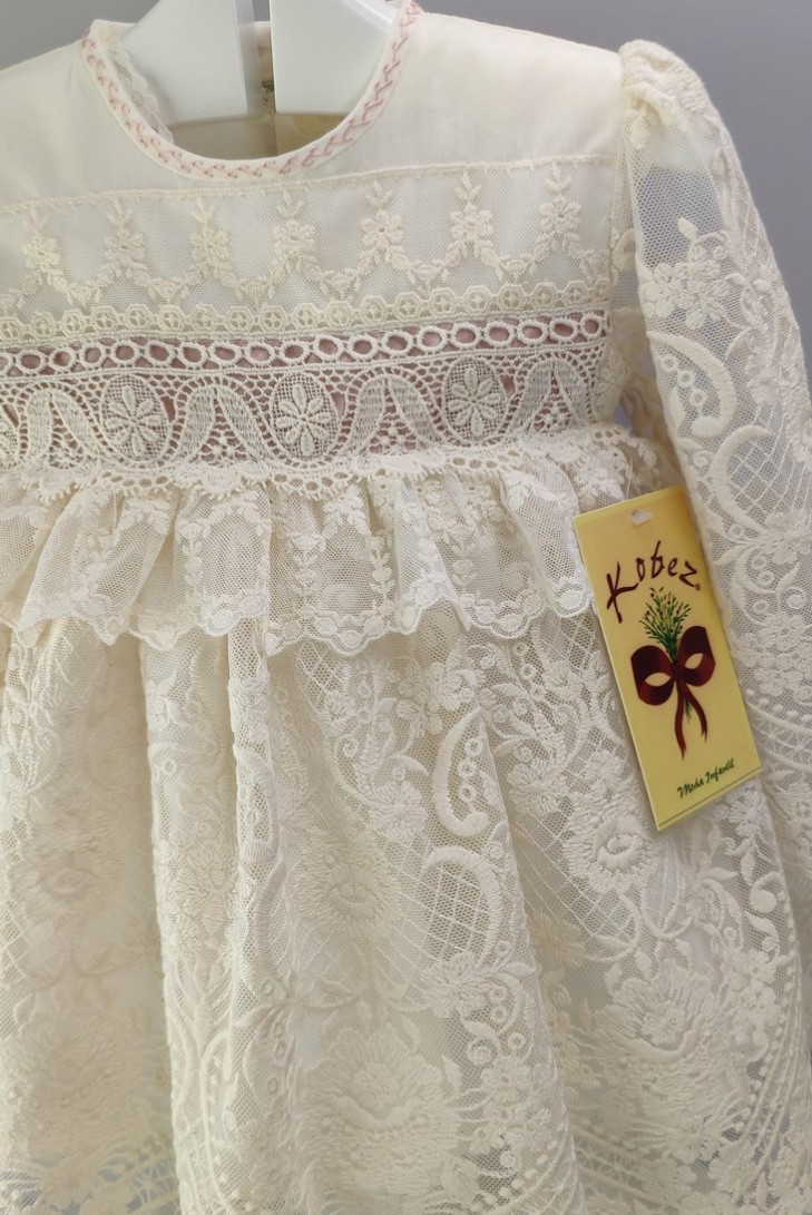 VESTIDO, BRAGA Y CAPOTA, MANGA LARGA.