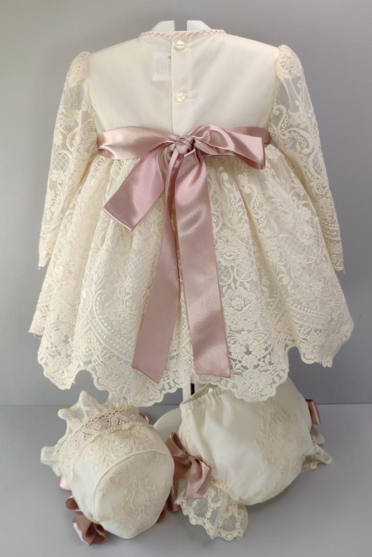 VESTIDO, BRAGA Y CAPOTA, MANGA LARGA.