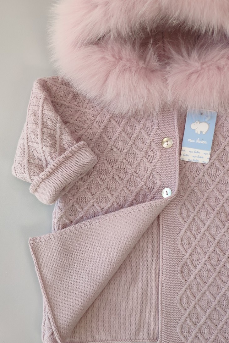 ABRIGO NIÑA PUNTO FORRADO CON CAPUCHA PELO NATURAL C."EMOCIÓN",MALVA. INVIERNO 23.