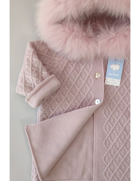ABRIGO NIÑA PUNTO FORRADO CON CAPUCHA PELO NATURAL C."EMOCIÓN",MALVA. INVIERNO 23.