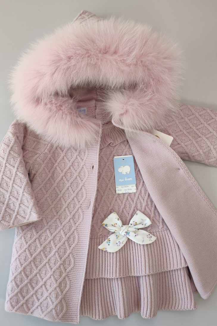 ABRIGO NIÑA PUNTO FORRADO CON CAPUCHA PELO NATURAL C."EMOCIÓN",MALVA. INVIERNO 23.