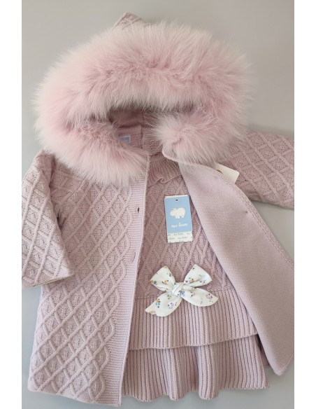 ABRIGO NIÑA PUNTO FORRADO CON CAPUCHA PELO NATURAL C."EMOCIÓN",MALVA. INVIERNO 23.