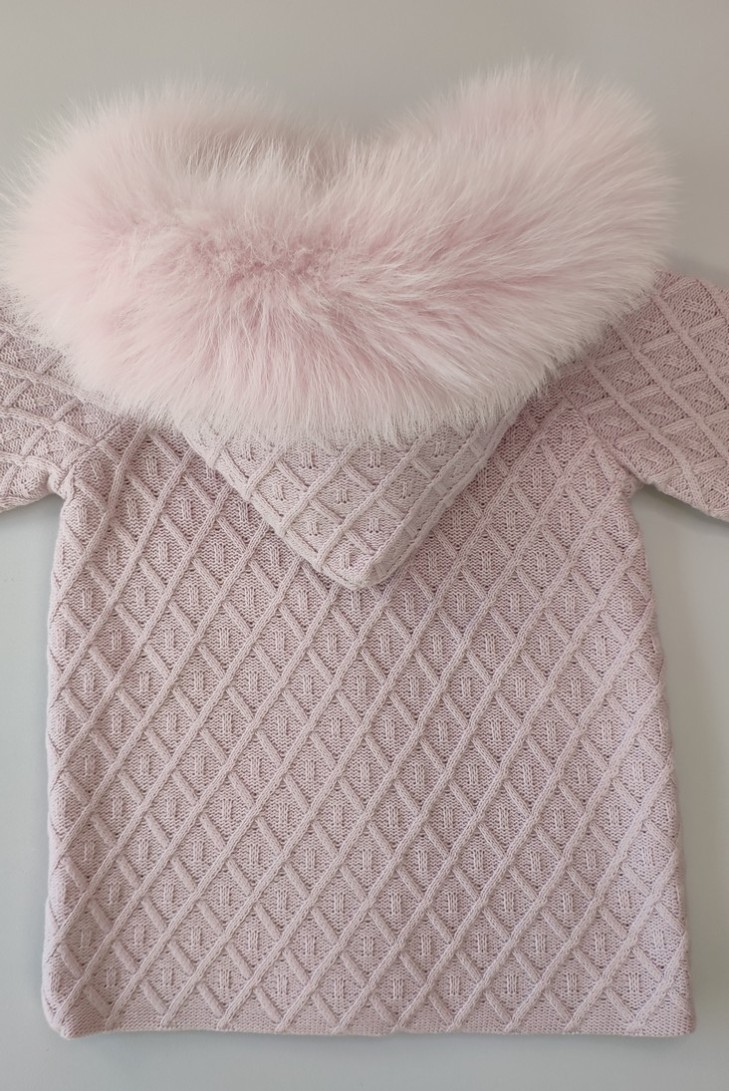 ABRIGO NIÑA PUNTO FORRADO CON CAPUCHA PELO NATURAL C."EMOCIÓN",MALVA. INVIERNO 23.