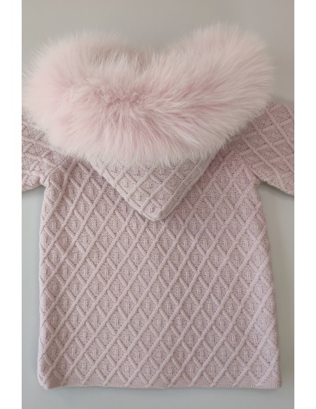 ABRIGO NIÑA PUNTO FORRADO CON CAPUCHA PELO NATURAL C."EMOCIÓN",MALVA. INVIERNO 23.