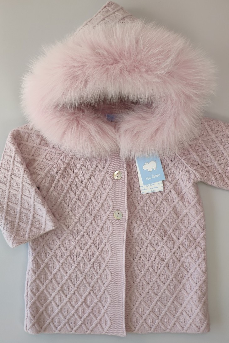 ABRIGO NIÑA PUNTO FORRADO CON CAPUCHA PELO NATURAL C."EMOCIÓN",MALVA. INVIERNO 23.