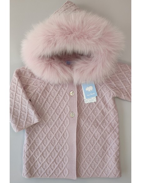 ABRIGO NIÑA PUNTO FORRADO CON CAPUCHA PELO NATURAL C."EMOCIÓN",MALVA. INVIERNO 23.