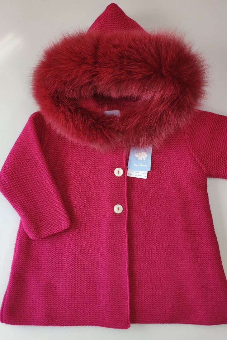 ABRIGO NIÑA PUNTO FORRADO CON CAPUCHA PELO NATURAL C."POESÍA",SORBET. INVIERNO 23.
