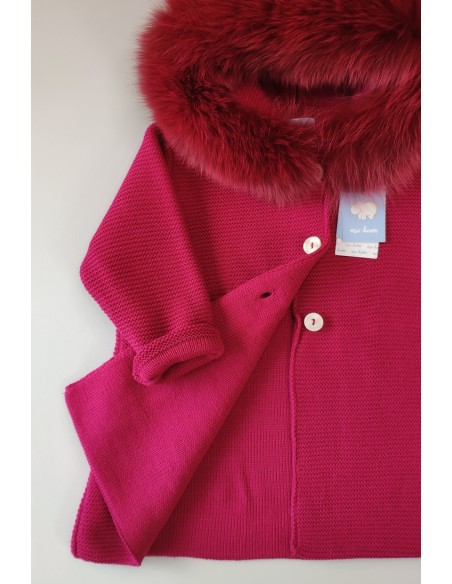 ABRIGO NIÑA PUNTO FORRADO CON CAPUCHA PELO NATURAL C."POESÍA",SORBET. INVIERNO 23.