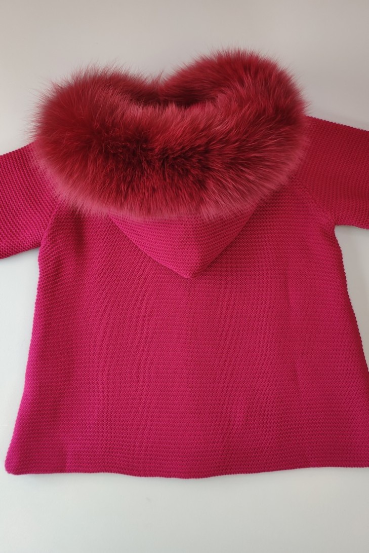 ABRIGO NIÑA PUNTO FORRADO CON CAPUCHA PELO NATURAL C."POESÍA",SORBET. INVIERNO 23.