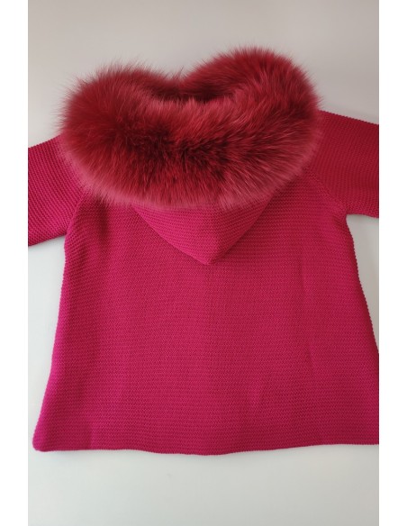 ABRIGO NIÑA PUNTO FORRADO CON CAPUCHA PELO NATURAL C."POESÍA",SORBET. INVIERNO 23.
