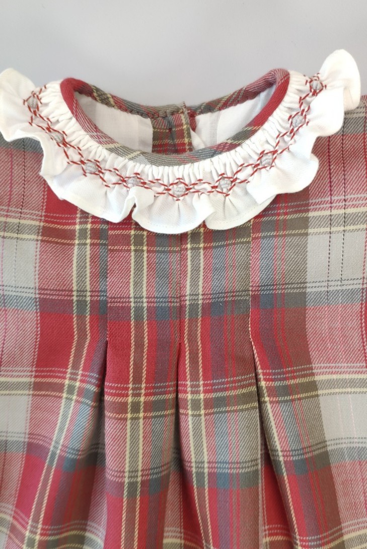 VESTIDO CUADROS CUELLO BORDADO SMOCK. INVIERNO.