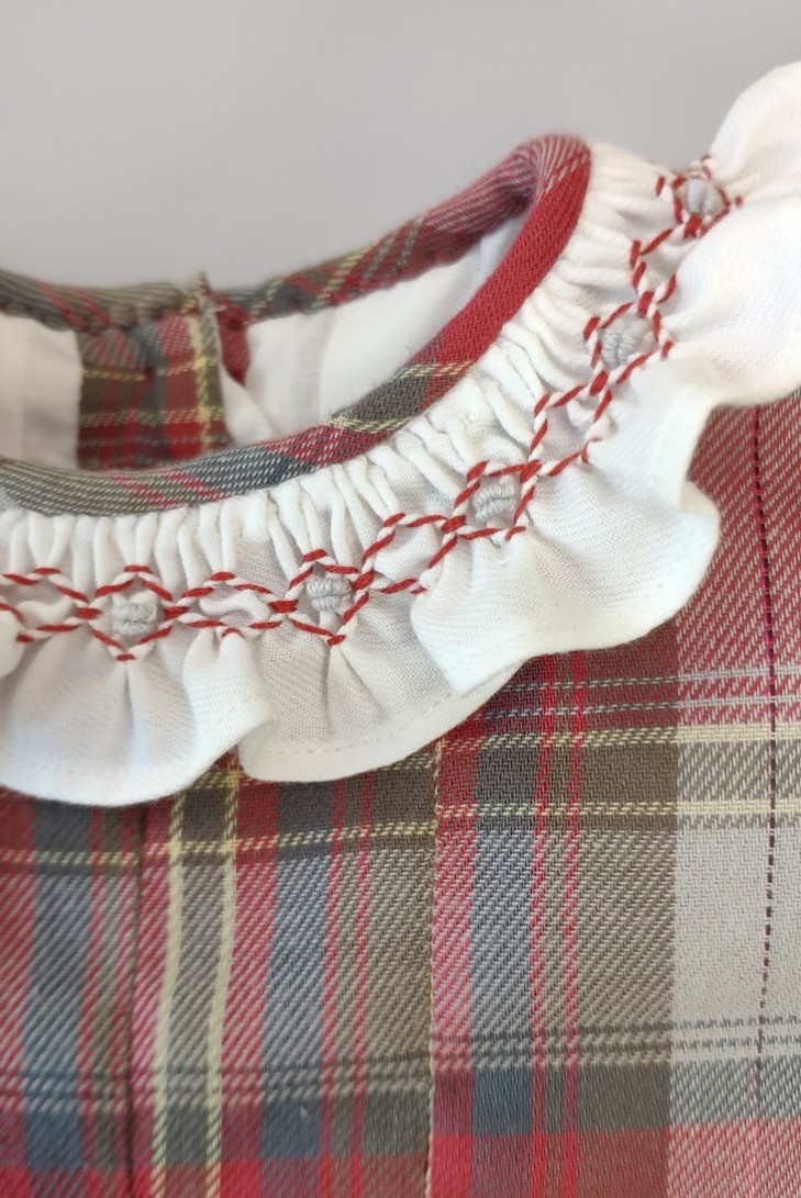 VESTIDO CUADROS CUELLO BORDADO SMOCK. INVIERNO.