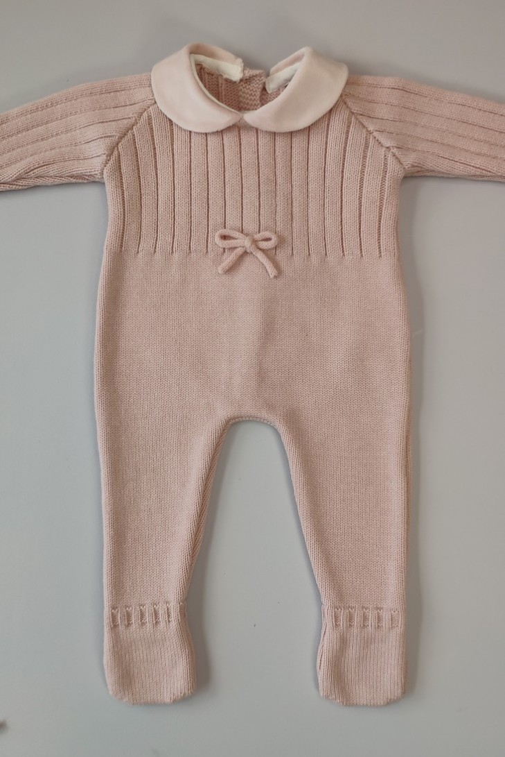 PELELE NIÑA DE PUNTO CON CAPOTA, ROSA PALO. INVIERNO.