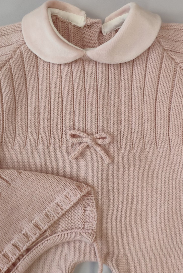 PELELE NIÑA DE PUNTO CON CAPOTA, ROSA PALO. INVIERNO.