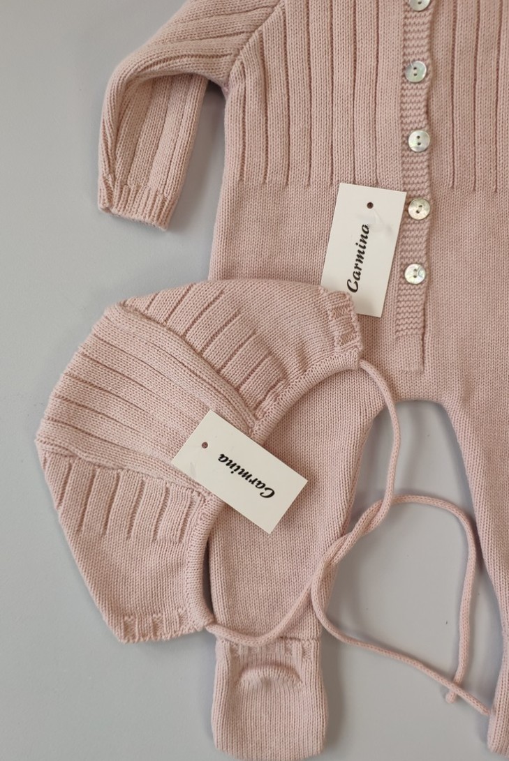 PELELE NIÑA DE PUNTO CON CAPOTA, ROSA PALO. INVIERNO.