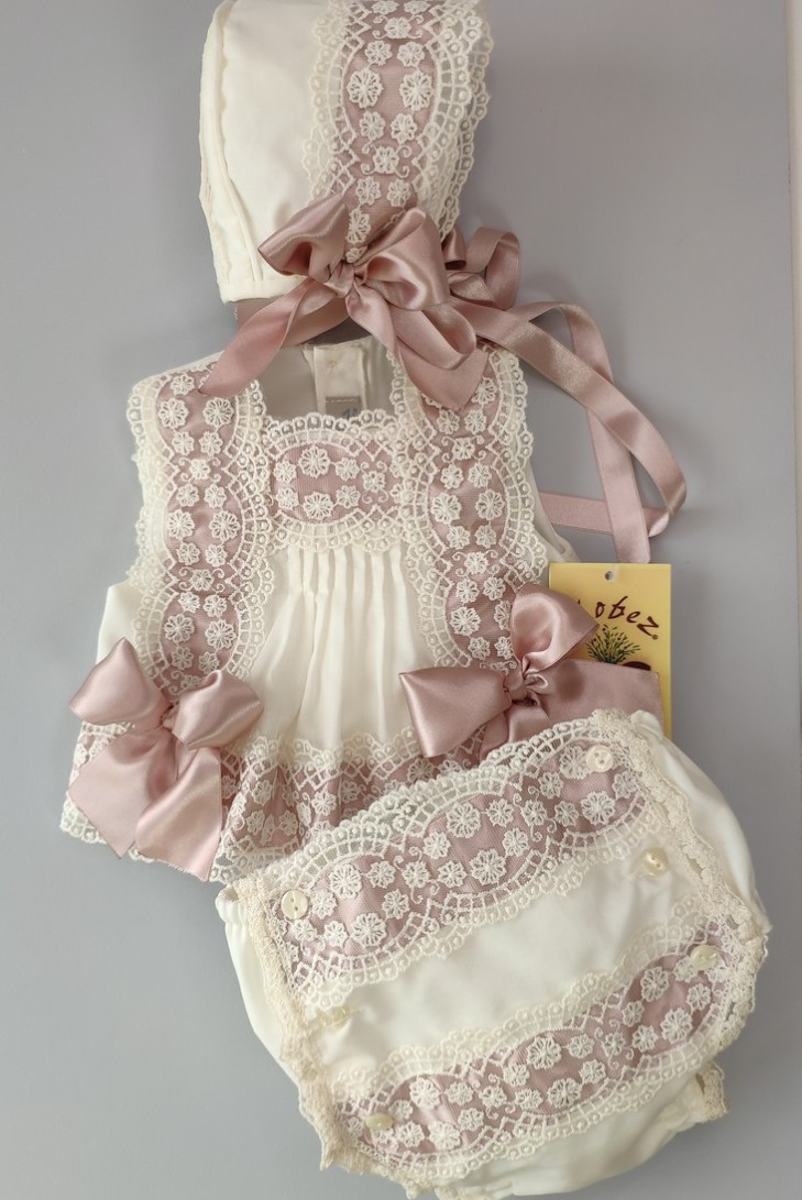 CONJUNTO BLUSA, CUBREPAÑAL Y CAPOTA. VERANO.