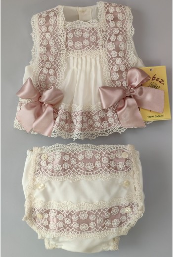 CONJUNTO BLUSA, CUBREPAÑAL Y CAPOTA. VERANO. 2