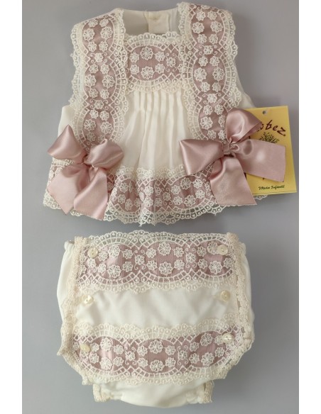 CONJUNTO BLUSA, CUBREPAÑAL Y CAPOTA. VERANO.