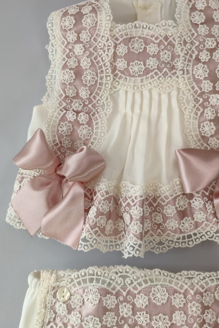 CONJUNTO BLUSA, CUBREPAÑAL Y CAPOTA. VERANO.