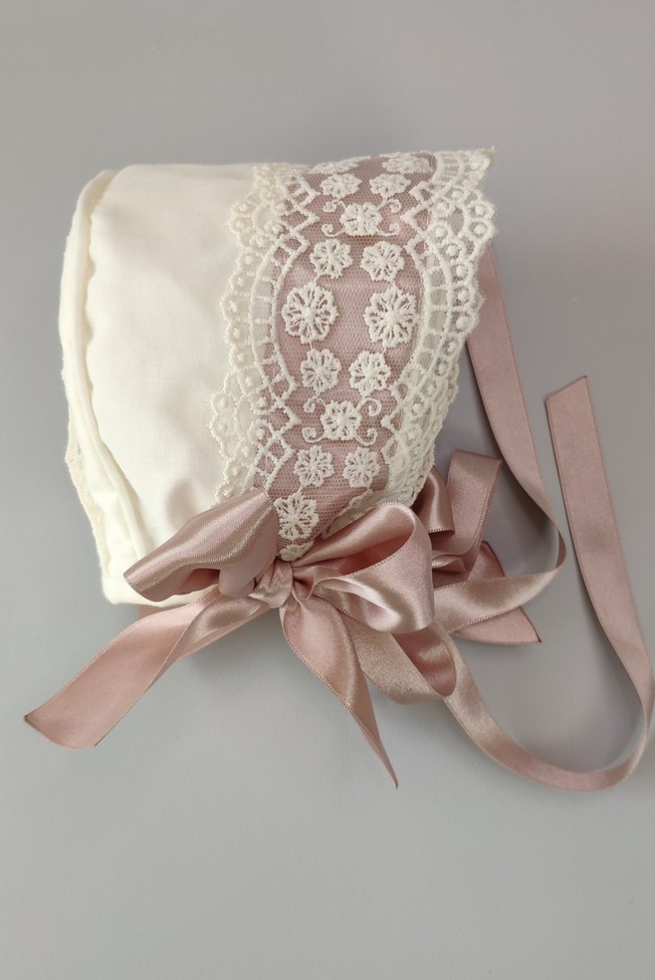 CONJUNTO BLUSA, CUBREPAÑAL Y CAPOTA. VERANO.