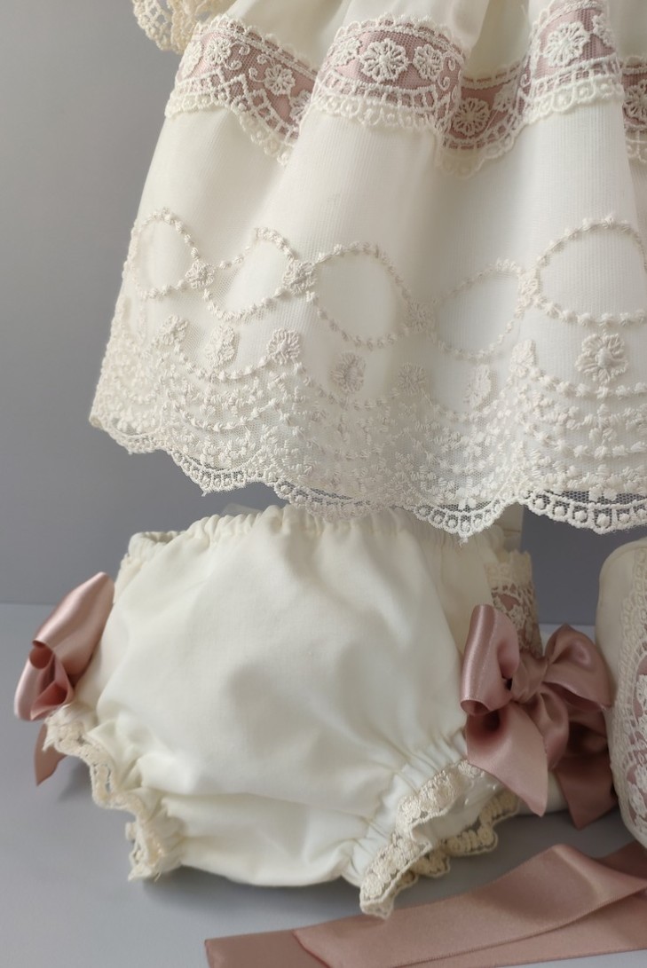 VESTIDO, BRAGUITA Y CAPOTA. VERANO.