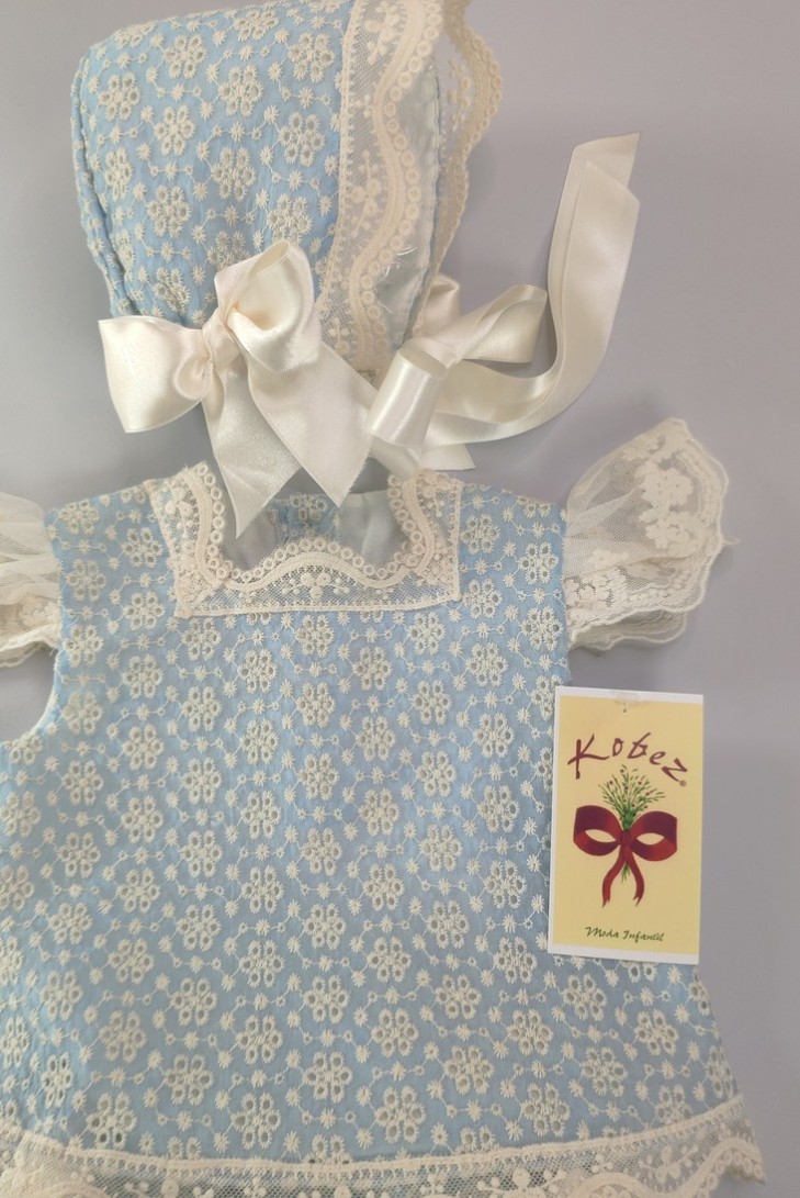 CONJUNTO BLUSA, BRAGUITA Y CAPOTA, CELESTE/BEIG.