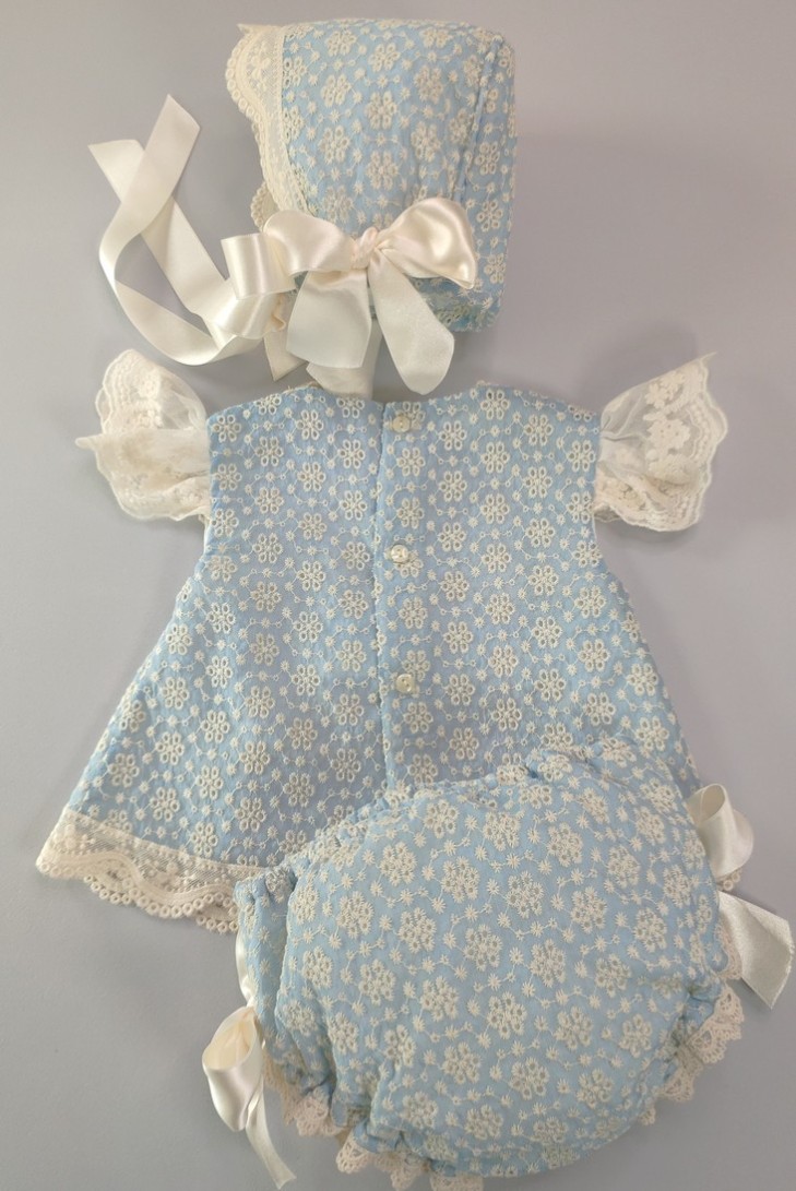 CONJUNTO BLUSA, BRAGUITA Y CAPOTA, CELESTE/BEIG.
