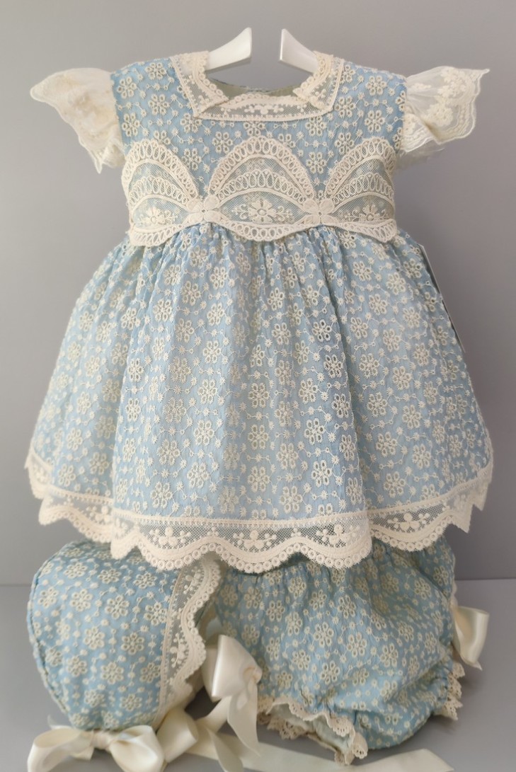 VESTIDO, BRAGA Y CAPOTA, CELESTE/BEIG.