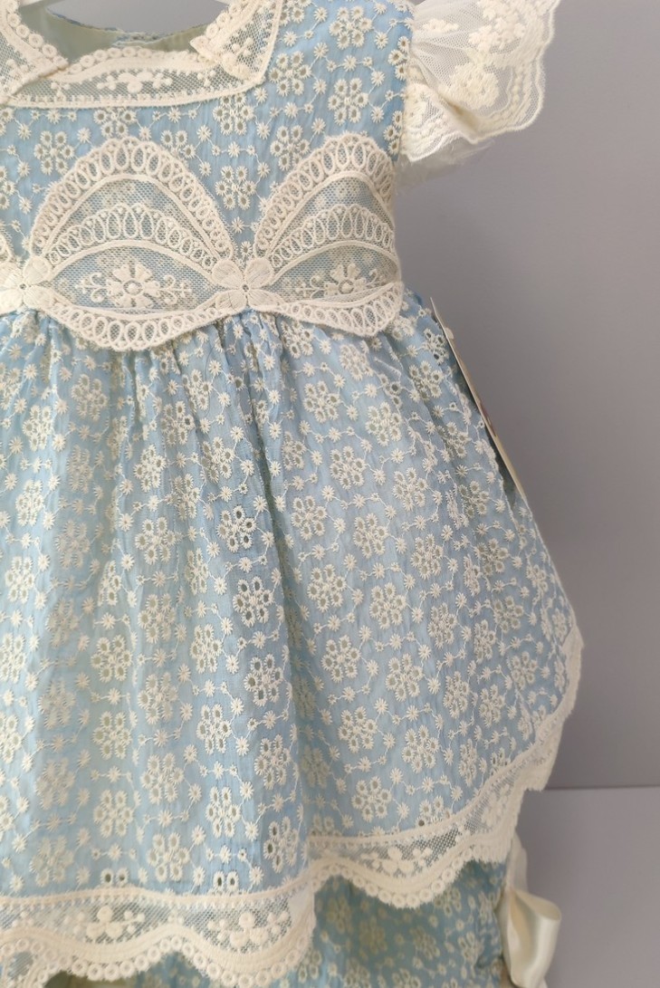 VESTIDO, BRAGA Y CAPOTA, CELESTE/BEIG.